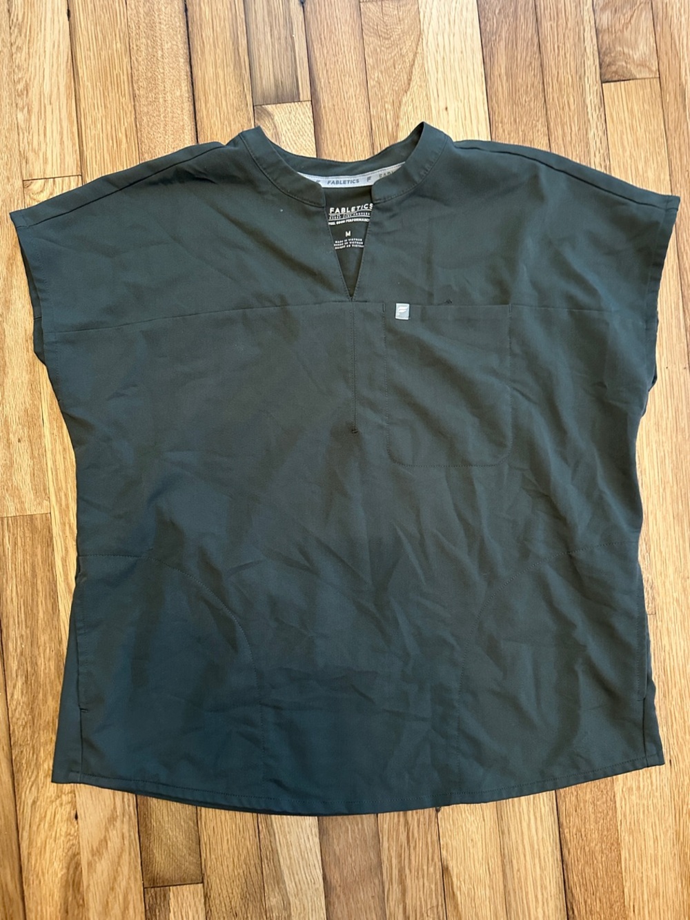 Fabletics Women's Bonsai 3 pocket V-Notch Short Sleeve Scrub Top
